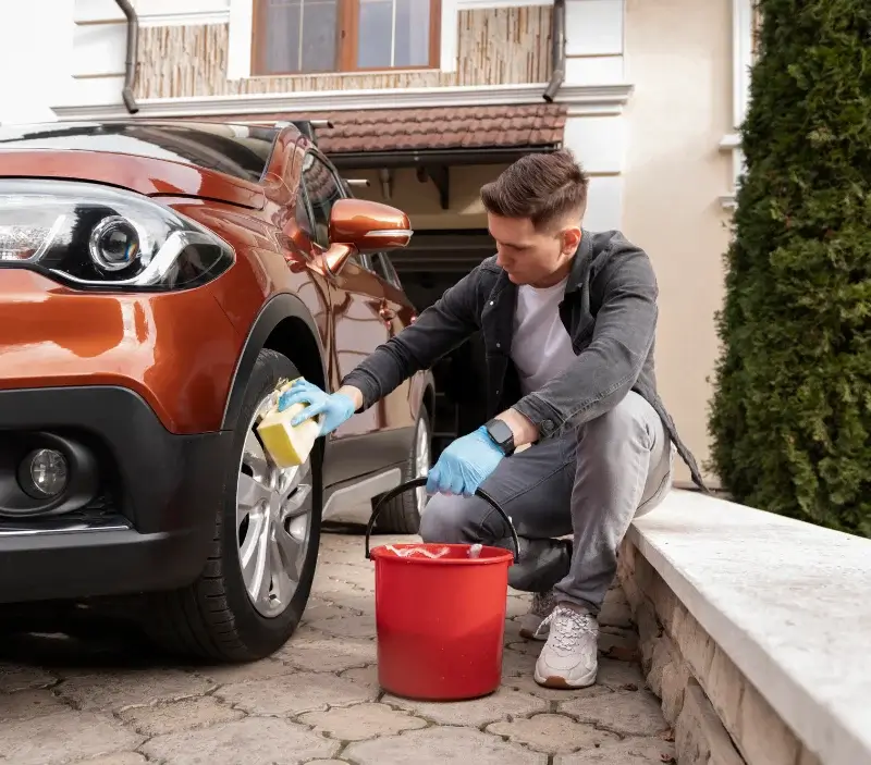 Lavage auto à domicile Ensisheim : professionnel intervenant sur un véhicule